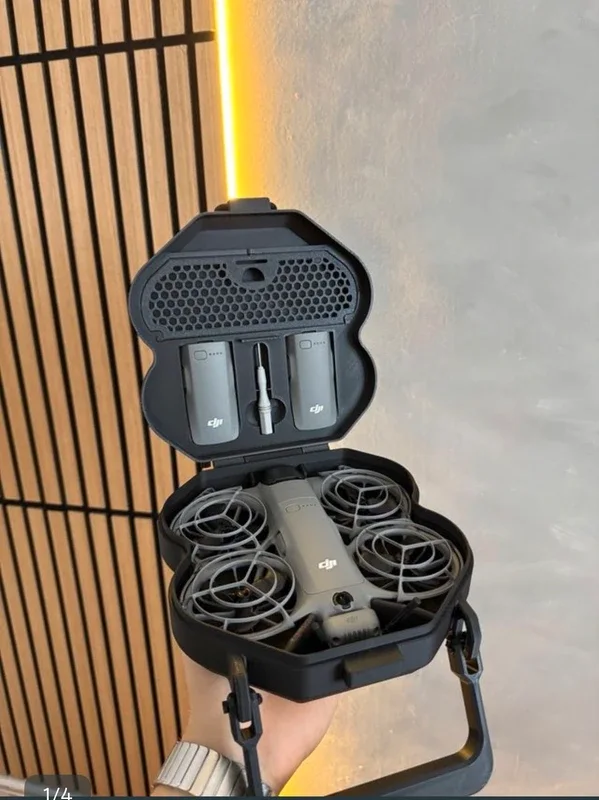 Funda compacta impresa en 3D para DJI Neo 2 abierta, con el dron y las baterías dentro