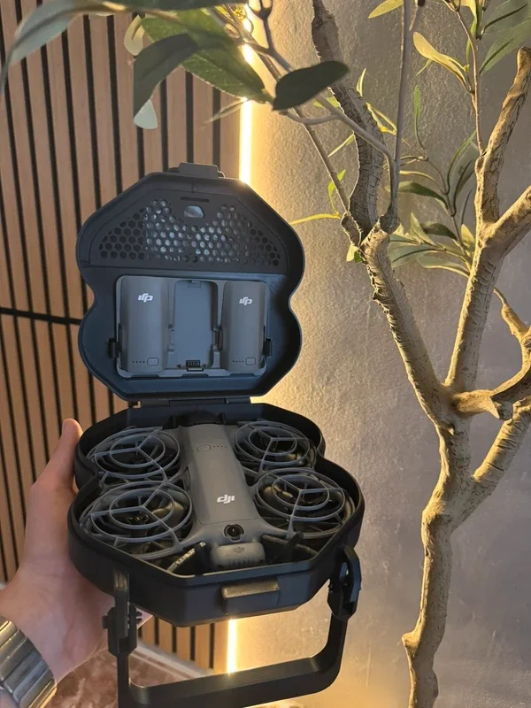 Funda impresa en 3D para DJI Neo 2 abierta, con el dron y el soporte del cargador dentro